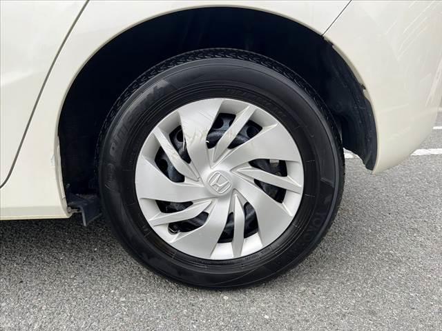 フィット １３Ｇ・Ｆパッケージ　禁煙車　純正ＣＤオーディオ　スマートキー　アイドリングストップ　プッシュスタート　ＥＣＯＮ　プライバシーガラス　ＡＣシガーソケット　電動格納ミラー　横滑り防止　バニティーミラー　チルトステア（42枚目）