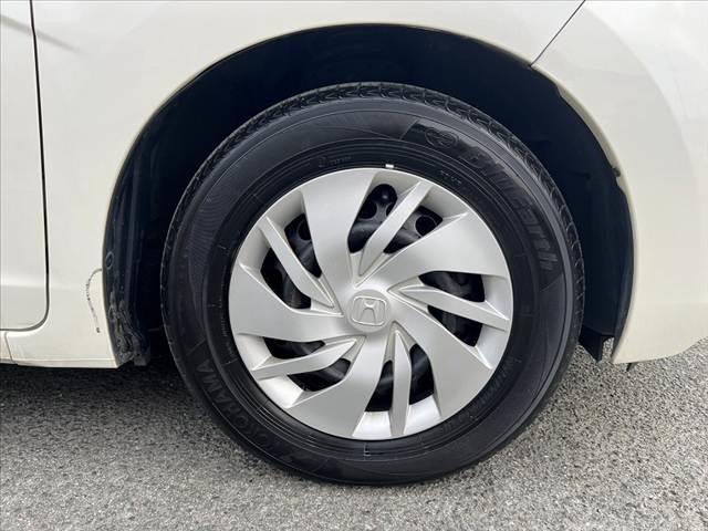 フィット １３Ｇ・Ｆパッケージ　禁煙車　純正ＣＤオーディオ　スマートキー　アイドリングストップ　プッシュスタート　ＥＣＯＮ　プライバシーガラス　ＡＣシガーソケット　電動格納ミラー　横滑り防止　バニティーミラー　チルトステア（43枚目）