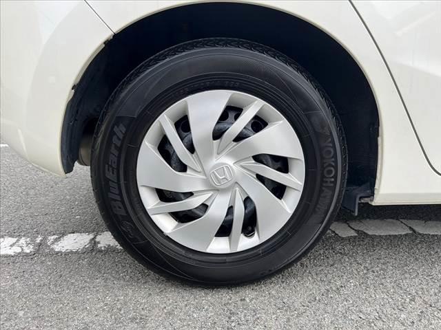 フィット １３Ｇ・Ｆパッケージ　禁煙車　純正ＣＤオーディオ　スマートキー　アイドリングストップ　プッシュスタート　ＥＣＯＮ　プライバシーガラス　ＡＣシガーソケット　電動格納ミラー　横滑り防止　バニティーミラー　チルトステア（44枚目）