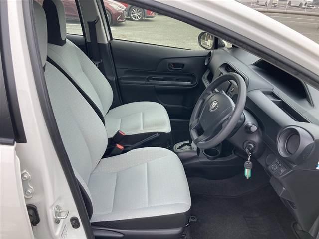 アクア L 車検整備付 後期 社外SDナビ Bluetooth バックカメラ ETC リモコンキー スペアキー 電格レベライザー セキュリティアラーム ACシガーソケット エアバッグ 横滑防止 バニティミラー(16枚目)