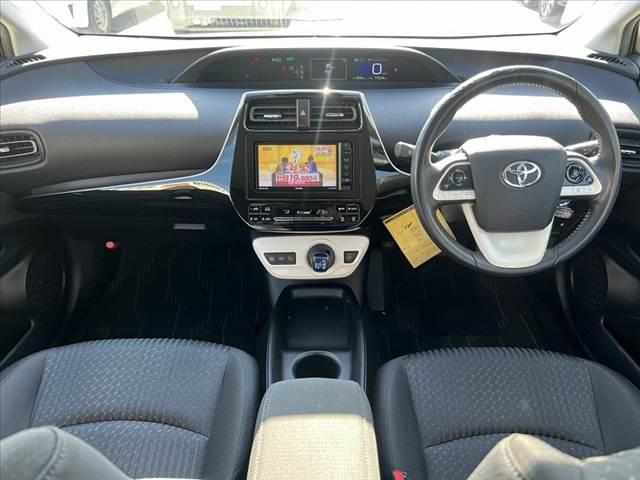 プリウス Ｓ　車検整備付　セーフティセンス　社外ＳＤナビ　フルセグ　ＤＶＤ　ブルートゥース　Ｂカメラ　スマートキーＸ２　Ｐガラス　Ｐスタート　ステリモ　ＥＴＣ　電格　クルコン　横滑り防止　ＬＥＤヘッドライト（2枚目）