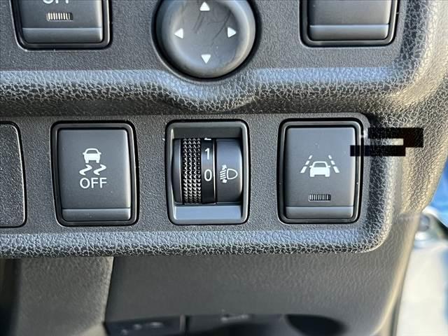ノート 　車検整備付　後期　アラウンドビューモニター　エマージェンシーブレーキ　社外ＳＤナビ　Ｂｌｕｅｔｏｏｔｈ　スマートキーＸ２　Ｐスタート　スマートルームミラー　ＥＴＣ　Ａストップ　Ａライト　電格（7枚目）