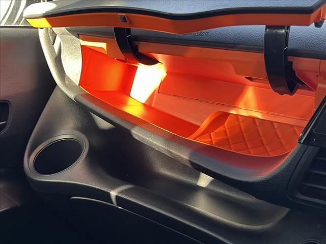 シエンタ ハイブリッド　ファンベースＸ　車検整備付　後期　純正ＣＤオーディオ　電動スライドドア　リモコンキー　横滑り防止　ＳＲＳエアバッグ　オートライト　プライバシーガラス　シートリフター　電格　レベライザー　マット　バニティミラー（6枚目）