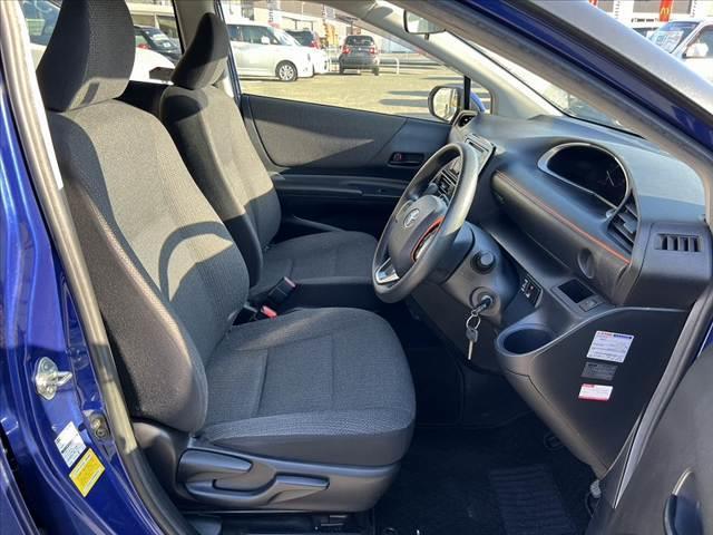 シエンタ ハイブリッド　ファンベースＸ　車検整備付　後期　純正ＣＤオーディオ　電動スライドドア　リモコンキー　横滑り防止　ＳＲＳエアバッグ　オートライト　プライバシーガラス　シートリフター　電格　レベライザー　マット　バニティミラー（16枚目）