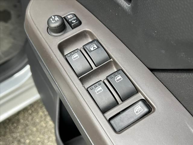 ルーミー G 後期 両側電動スライドドア 純正SDナビ/フルセグ/DVD/Bluetooth LEDヘッドライト ETC スマートキーX2 プッシュスタート USBポート シートリフター リアロールシェード(28枚目)