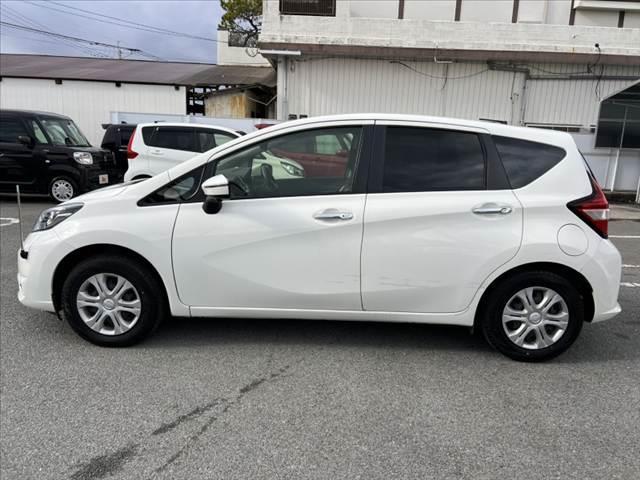 ノート １５Ｘ　車検整備付き　禁煙　純正フルセグナビ／Ｂｌｕｅｔｏｏｔｈ　アラウンドビューモニター　電動格納ミラー　ＥＴＣ　スマートキー　ステリモ　Ｄミラー　エマブレ　Ｐガラス　シートリフター　イモビ（11枚目）