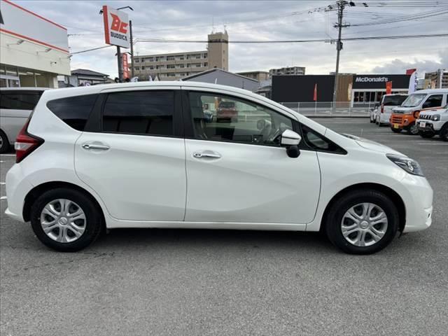 ノート １５Ｘ　車検整備付き　禁煙　純正フルセグナビ／Ｂｌｕｅｔｏｏｔｈ　アラウンドビューモニター　電動格納ミラー　ＥＴＣ　スマートキー　ステリモ　Ｄミラー　エマブレ　Ｐガラス　シートリフター　イモビ（12枚目）