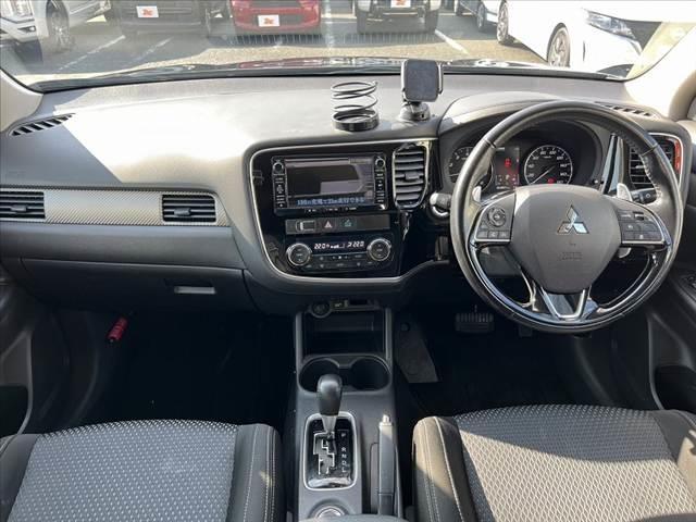 アウトランダー 　中期　４ＷＤ　ＳＤナビ／フルセグ／Ｂｌｕｅｔｏｏｔｈ／ＤＶＤ　バックカメラ　ＥＴＣ　衝突軽減ブレーキ　レーダークルーズ　ＬＥＤヘッド　パワーリアゲート　スマートキーＸ２　Ａストップ　キャリア　パドル（2枚目）