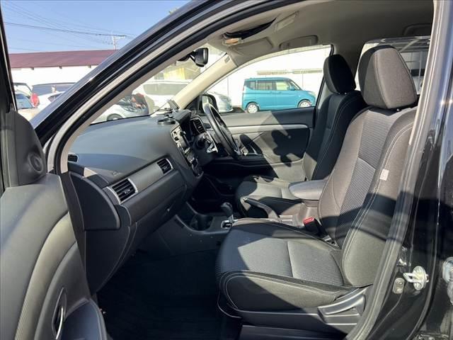 アウトランダー 　中期　４ＷＤ　ＳＤナビ／フルセグ／Ｂｌｕｅｔｏｏｔｈ／ＤＶＤ　バックカメラ　ＥＴＣ　衝突軽減ブレーキ　レーダークルーズ　ＬＥＤヘッド　パワーリアゲート　スマートキーＸ２　Ａストップ　キャリア　パドル（17枚目）