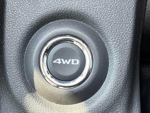 アウトランダー 　中期　４ＷＤ　ＳＤナビ／フルセグ／Ｂｌｕｅｔｏｏｔｈ／ＤＶＤ　バックカメラ　ＥＴＣ　衝突軽減ブレーキ　レーダークルーズ　ＬＥＤヘッド　パワーリアゲート　スマートキーＸ２　Ａストップ　キャリア　パドル（32枚目）