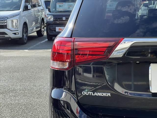 アウトランダー 　中期　４ＷＤ　ＳＤナビ／フルセグ／Ｂｌｕｅｔｏｏｔｈ／ＤＶＤ　バックカメラ　ＥＴＣ　衝突軽減ブレーキ　レーダークルーズ　ＬＥＤヘッド　パワーリアゲート　スマートキーＸ２　Ａストップ　キャリア　パドル（45枚目）