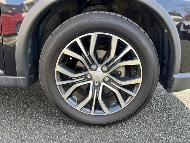 アウトランダー 　中期　４ＷＤ　ＳＤナビ／フルセグ／Ｂｌｕｅｔｏｏｔｈ／ＤＶＤ　バックカメラ　ＥＴＣ　衝突軽減ブレーキ　レーダークルーズ　ＬＥＤヘッド　パワーリアゲート　スマートキーＸ２　Ａストップ　キャリア　パドル（49枚目）