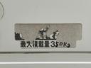 ＫＣエアコン・パワステ　禁煙車　エアコン　パワステ　ＡＭ／ＦＭラジオ　ヘッドライトレベライザー　３方開荷台　ロープフック付トリイ　間欠ワイパー　最大積載量３５０ＫＧ　ゴムマット　サイドバイザー　ＳＲＳエアバッグ（38枚目）