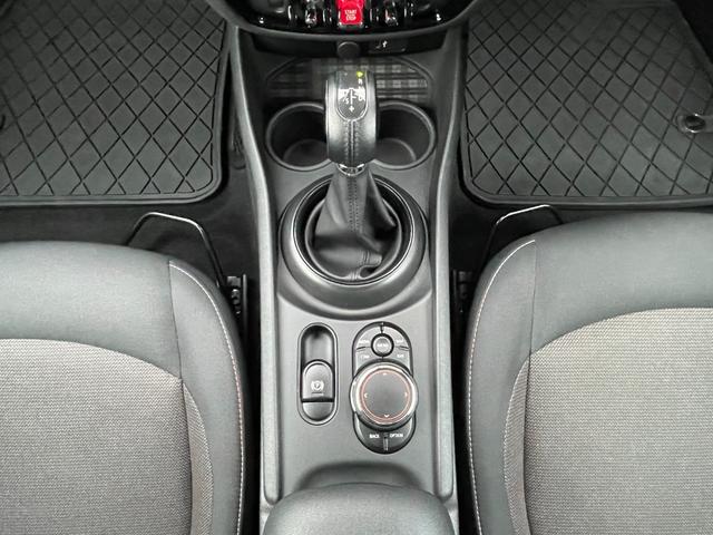 ＭＩＮＩ クラブマン　バッキンガム　クルーズコントロール　純正１７インチブラックＡＷ　純正ナビ　前後ドライブレコーダー　被害軽減ブレーキ　ＢＣカメラ　前車接近警告機能　ＥＴＣ　Ｂｌｕｔｏｏｔｈ接続対応　電格ミラー　ターボ車　オートライト（16枚目）