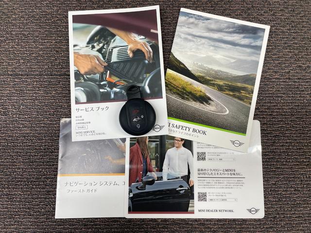 ＭＩＮＩ クラブマン　バッキンガム　クルーズコントロール　純正１７インチブラックＡＷ　純正ナビ　前後ドライブレコーダー　被害軽減ブレーキ　ＢＣカメラ　前車接近警告機能　ＥＴＣ　Ｂｌｕｔｏｏｔｈ接続対応　電格ミラー　ターボ車　オートライト（20枚目）