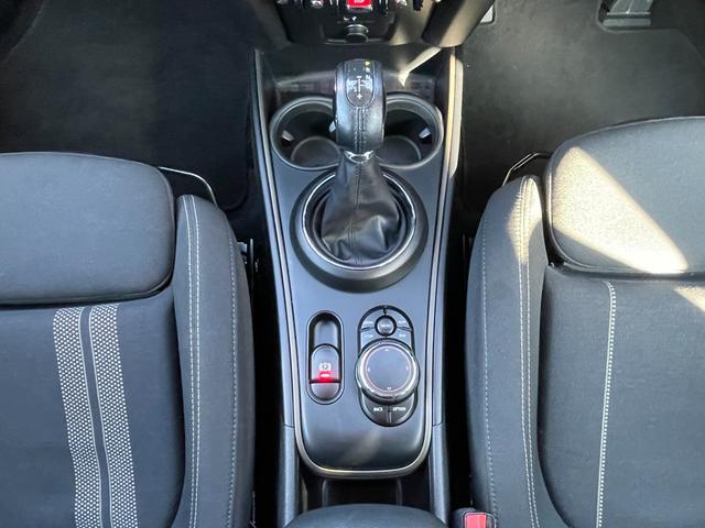 ＭＩＮＩ クーパーＳＤ　クロスオーバー　オール４　４輪駆動　アダプティブクルーズコントロール　シートヒーター　純正ナビ　純正１８インチブラックＡＷ　ＥＴＣ　バックカメラ　電動リアゲート　ルーフレール　フォグランプ　ペッパーＰＫＧ　衝突回避センサー（18枚目）