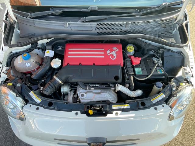 【エンジンルーム】エンジンルームも大変綺麗で手入れしております。オイルキャップもアバルトアルミキャップに変えておりカッコいい仕上がりになっています。