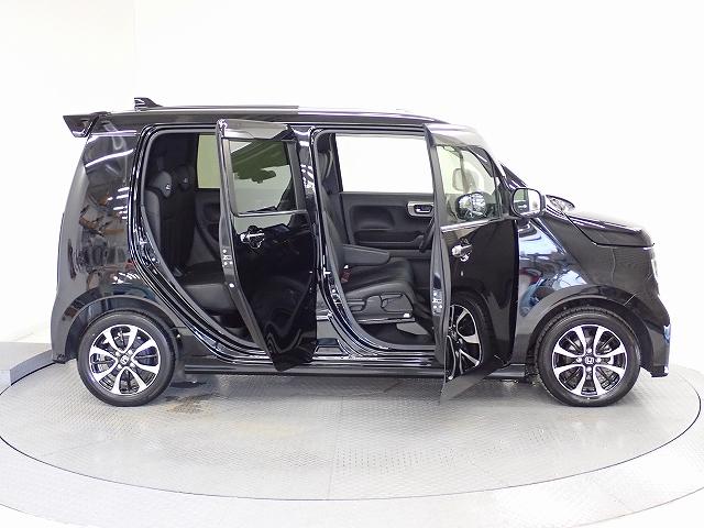 Ｈｏｎｄａ独自のセンタータンクレイアウト、低床設計で床が低くドアも大きく開きますので、女性やお子様、ご年配の方にも一段と乗り降りがしやすくなっています。