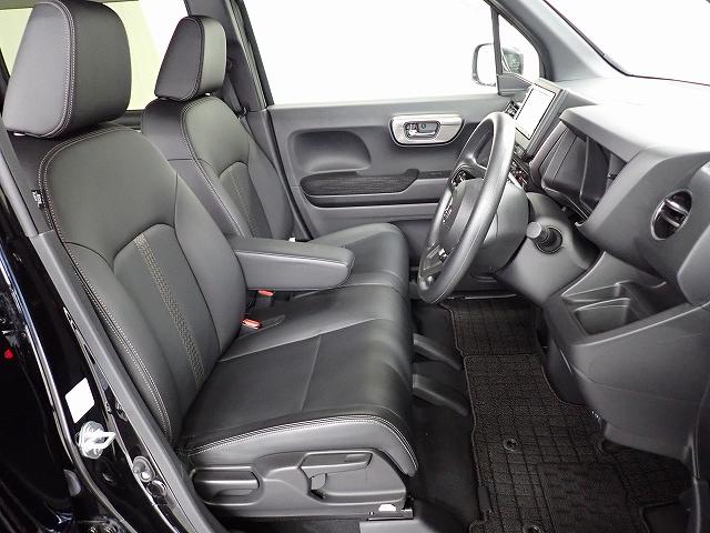 フロントシートはベンチシートで運転席と助手席の移動が楽々です。シートの高さも調整でき真ん中にはアームレストも装備されています！
