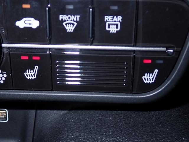 体を直接温めてくれるシートヒーターが装備されています。暖かくなるまでの時間も早いので寒い朝でも苦になりません。