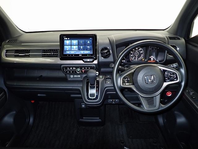 ���E�Ǝ��F���ɗD�ꂽ�C���p�l�܂��ɓ��ꊴ�̂���f�U�C���őS�̂���������ƁB�X�C�b�`�ނ͌��₷��������₷�����C�A�E�g�ɁB�G���W���X�^�[�g�̓X�^�[�g�{�^���������v�b�V���I