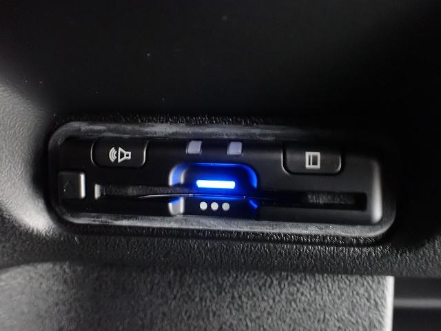 デザインスッキリのビルトイン『ＥＴＣ』！高速道路の特典はもちろん、キャッシュレスなので料金所では徐行するだけで通過可能です！