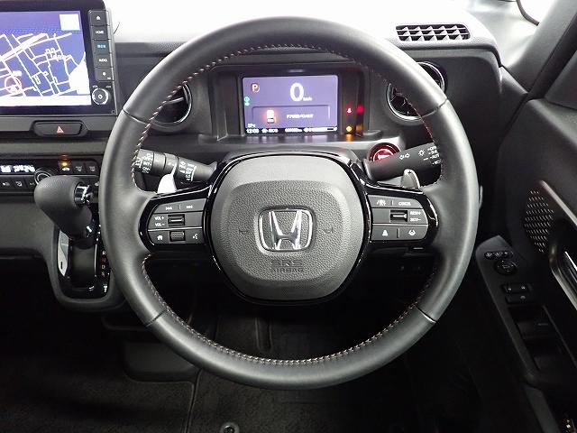 ハンドル左側にはオーディオ操作が出来るオーディオリモートコントロールスイッチ、右側にはＨｏｎｄａＳＥＮＳＩＮＧとオートクルーズコントロールのスイッチを装備！