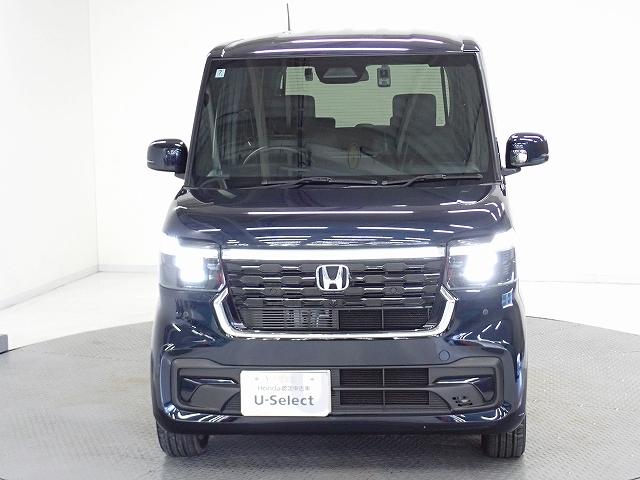 ＨＩＤより明るいＬＥＤヘッドライトが装備されています。より明るく！省電力！で、夜間走行時や雨の日に明るく安全に前方を照らすことが出来ます。