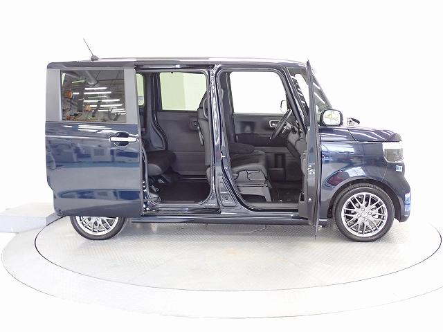 Ｈｏｎｄａ独自のセンタータンクレイアウト、低床設計で床が低くドアも大きく開きますので、女性やお子様、ご年配の方にも一段と乗り降りがしやすくなっています。