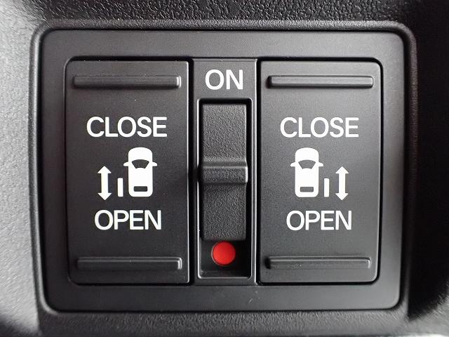 運転席からもスライドドアをボタン操作でスピーディーに開閉できます！またスマートキーでも操作できるので便利です。