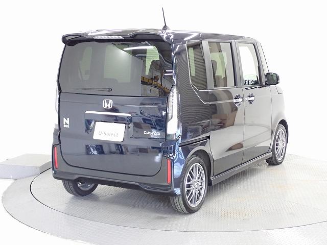 プライバシーガラスが装備されています。外を見るときには気にならずに、後方車両からは車内が見えにくい設計です、周りを気にせず、快適に運転できますよ。