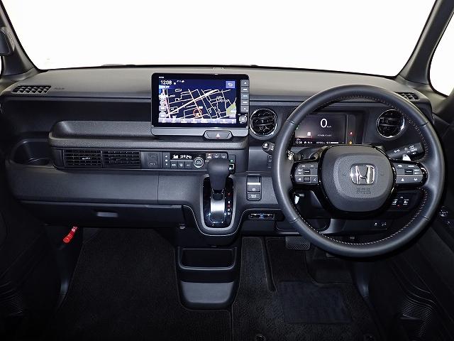 視界と視認性に優れたインパネまわりに統一感のあるデザインで全体をすっきりと。スイッチ類は見やすく分かりやすいレイアウトに。エンジンスタートはスタートボタンをワンプッシュ！