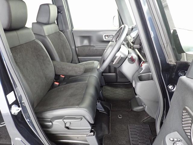 フロントシートはベンチシートです、運転席と助手席の移動が簡単です。真ん中にはアームレストも装備されています！また運転席シートの高さも調整できます。