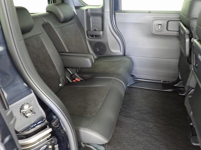 リアシートは足元も広々していて足を組めるほど余裕があります！又背もたれを左右別々に倒せるので長い物でも積めます。