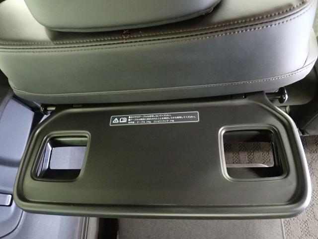 リアシート前には軽食を取るときなどに便利な折りたたみ式の大型トレー付！使わない時はしまっておけます。快適な装備満載で嬉しいですね♪