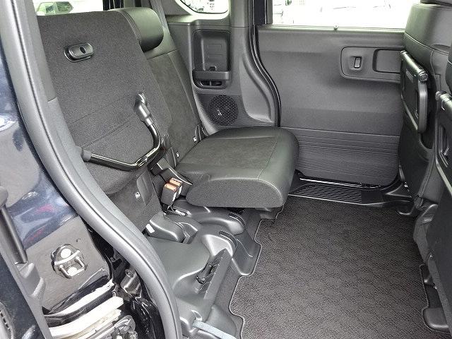 チップアップ、ダイブダウン機構付【ウルトラリアシート】は後席座面を左右分割で跳ね上げることができるので植木やベビーカーなど背の高い荷物をラクラク収納できます。ホンダ車ならではの人気装備です。