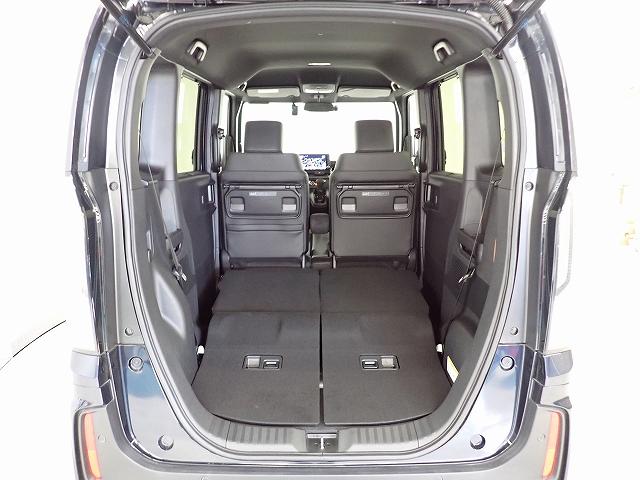 リアシートを倒すと高さも奥行もあるラゲッジスペースとなり自転車なんかも積めちゃいます！！