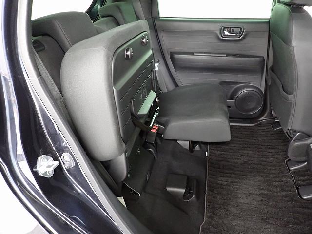 チップアップ＆ダイブダウン機構付【ウルトラリアシート】は後席座面を左右分割で跳ね上げることができます。トランクで積載できない背の高い荷物をラクラク収納できます。