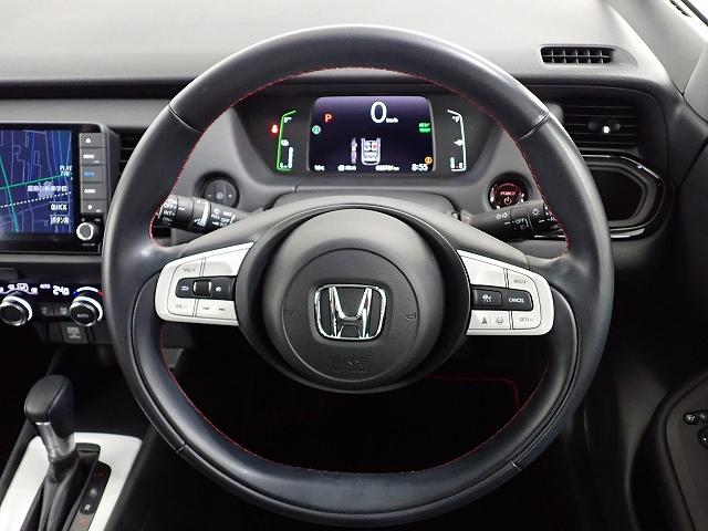 ハンドル左側にはオーディオ操作が出来るオーディオリモートコントロールスイッチ、右側にはＨｏｎｄａＳＥＮＳＩＮＧとオートクルーズコントロールのスイッチを装備！