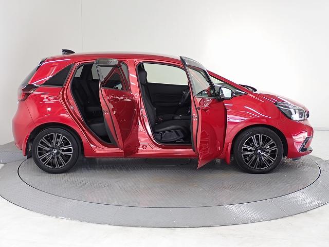 Ｈｏｎｄａ独自のセンタータンクレイアウト、低床設計で床が低くドアも大きく開きますので、女性やお子様、ご年配の方にも一段と乗り降りがしやすくなっています。