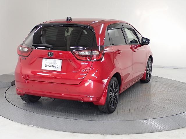 プライバシーガラスが装備されています。外を見るときには気にならずに、後方車両からは車内が見えにくい設計です、周りを気にせず、快適に運転できますよ。