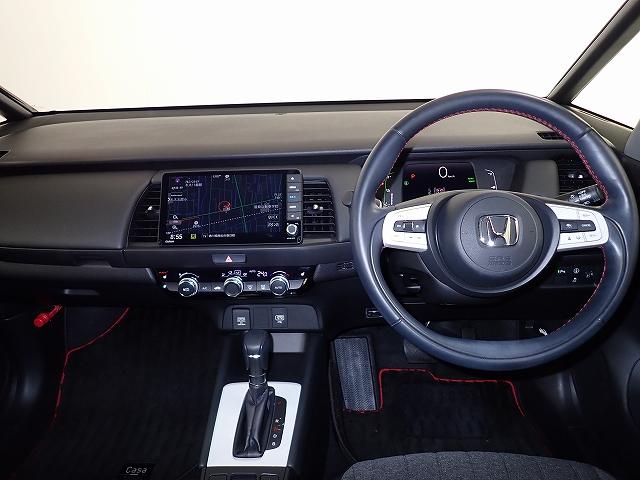 視界と視認性に優れたインパネまわりに統一感のあるデザインで全体をすっきりと。スイッチ類は見やすく分かりやすいレイアウトに。エンジンスタートはスタートボタンをワンプッシュ！