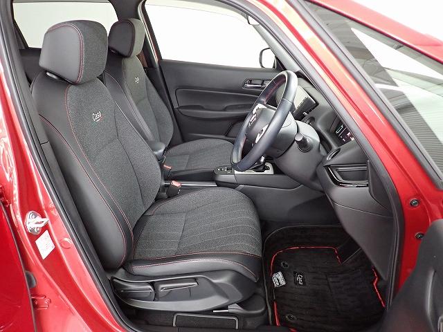 フロントは広々セパレートシート、運転席は、高さを調整できるハイトアジャスター付きです。