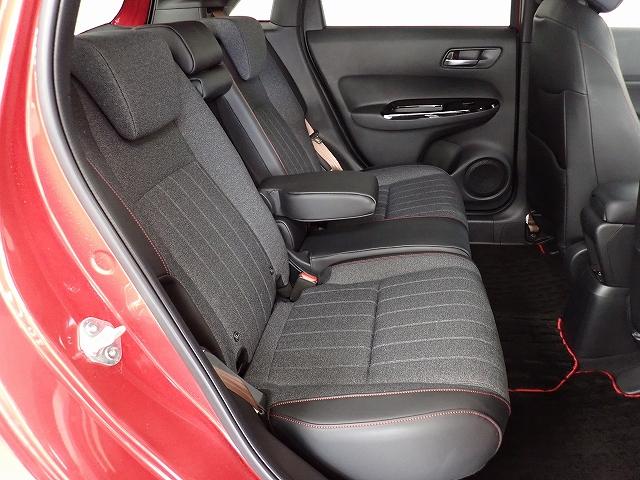 広々リアシートは左右、別々に倒すことができるので使い方に合わせてシートアレンジができます。