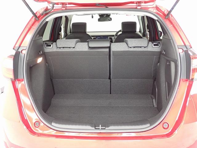 荷室は広いだけでなく、開口部が大きく低いので、荷物の積み降ろしもスムーズ！フル乗車でもしっかり荷物を収納出来るラゲッジスペースです。