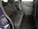 リアシートは足元も広々していて足を組めるほど余裕があります!又背もたれを左右別々に倒せるので長い物でも積めます。