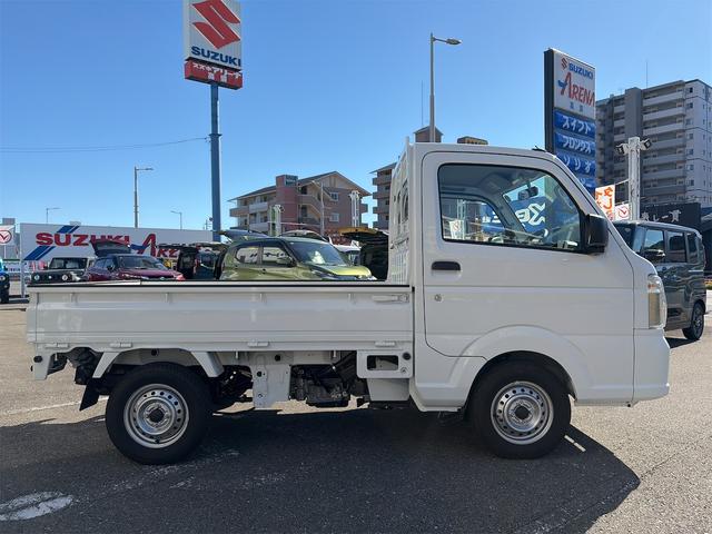 キャリイトラック ＫＣエアコン・パワステ　４ＷＤ／４ＡＴ　キーレス　オートライト　ＡＢＳ　エアバック　エアコン　パワーステアリング　パワーウィンドウ　アイドリングストップ　横滑り防止機能　衝突安全ボディ　荷台マット（4枚目）