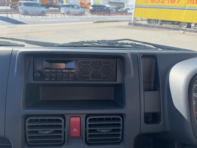 キャリイトラック ＫＣエアコン・パワステ　４ＷＤ／４ＡＴ　キーレス　オートライト　ＡＢＳ　エアバック　エアコン　パワーステアリング　パワーウィンドウ　アイドリングストップ　横滑り防止機能　衝突安全ボディ　荷台マット（10枚目）