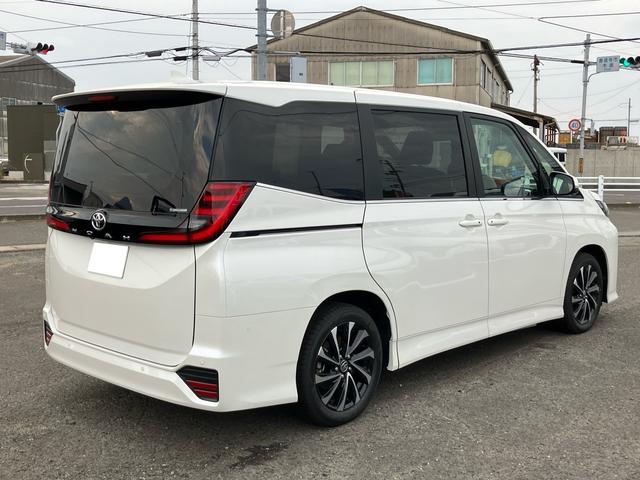 ノア Ｓ－Ｚ　登録済未使用車　７人乗り　アラウンドビューモニター　純正ディスプレイオーディオ　ＥＴＣ２．０　両側パワースライドドア　ＴＶ　Ｂｌｕｅｔｏｏｔｈ　シートヒーター　電子パーキング　アダプティブクルーズ（2枚目）