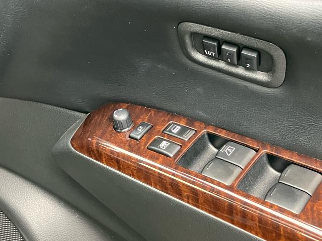 エルグランド ３５０ハイウェイスタープレミアム　ツインサンルーフ　フリップダウンモニター　ＢＯＳＥサウンド　社外１９インチＡＷ　アラウンドビューモニター　パワーバックドア　ＥＴＣ　両側パワースライドドア　シートヒーター　パワーシート　オットマン（39枚目）